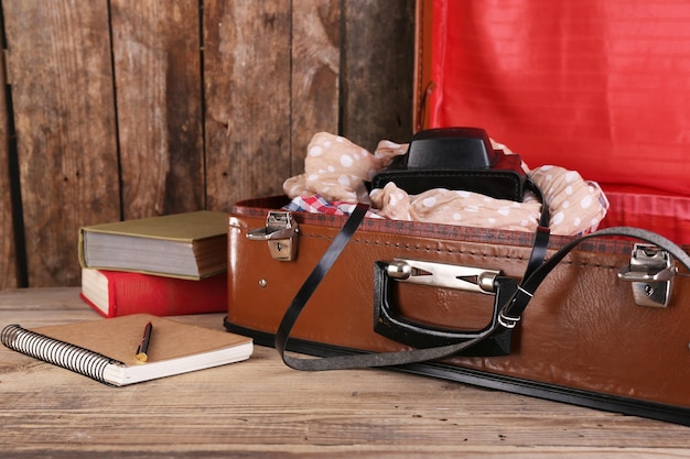 Valise d'emballage pour voyage sur fond de bois