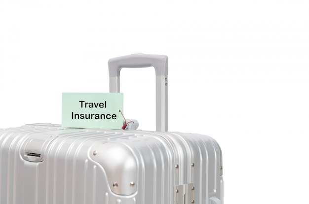 Valise avec étiquette d&#39;assurance voyage isolée