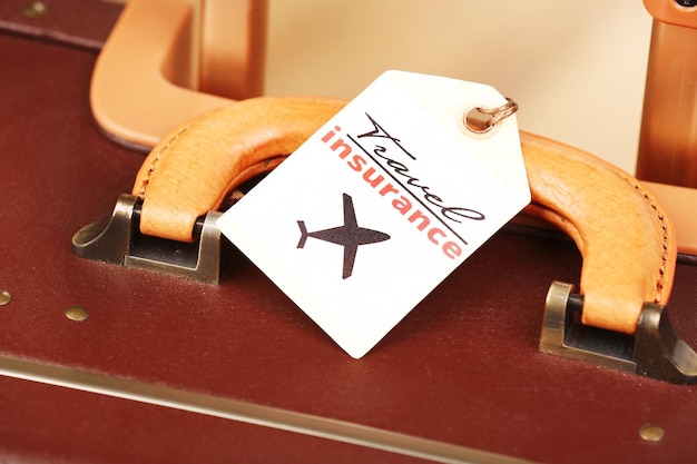 Valise avec étiquette d'assurance voyage libre