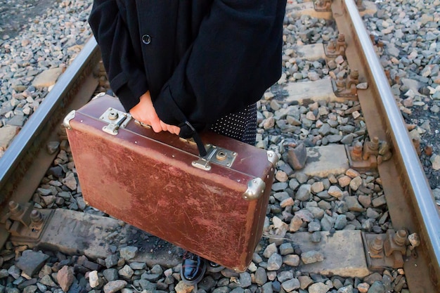 Valise à la main en voyage