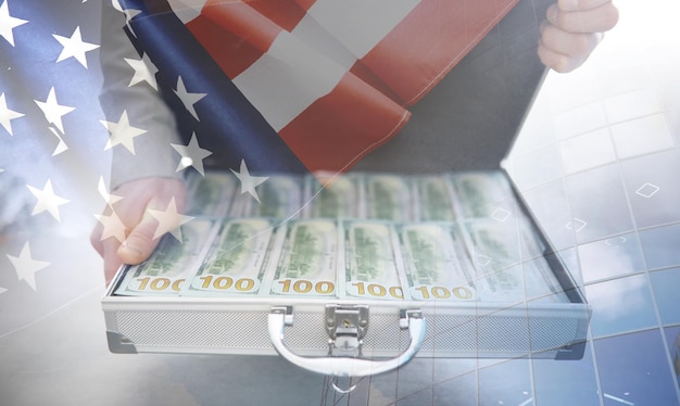 Une valise en métal remplie de billets de 100 dollars américains Double exposition Concept de corruption de pots-de-vin d'investissement