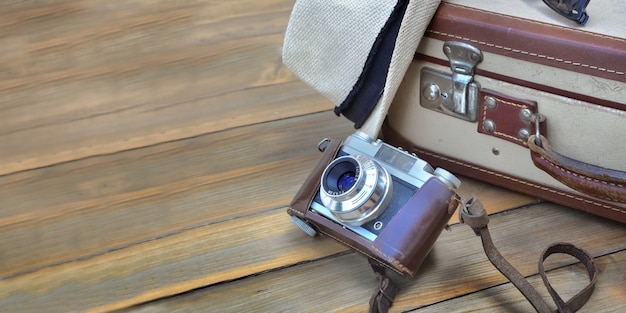 Valise rétro et appareil photo sur bois