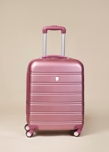 Valise trolley rose isolée