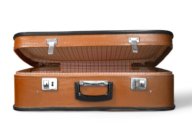 Valise Vintage vide sur fond blanc