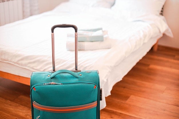 Valise de voyage bleue dans la chambre.