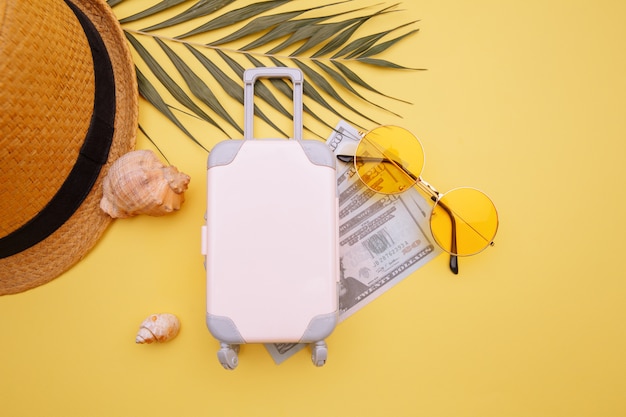 Valise de voyage avec chapeau d'argent et lunettes de soleil