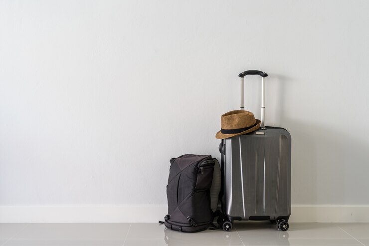 Photo valise de voyage avec sac à dos et chapeau