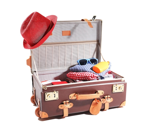 Valise de voyageur emballée sur fond blanc