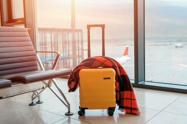 Valises jaunes avec foulard à l'aéroport Travel concept