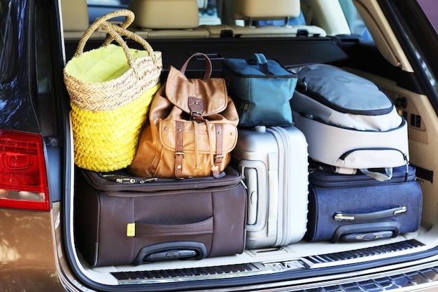 Photo valises et sacs dans le coffre de voiture prêt à partir pour les vacances