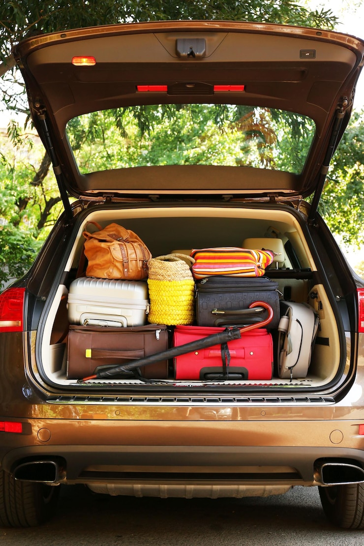 Photo des valises et des sacs dans le coffre de la voiture prêts à partir pour les vacances