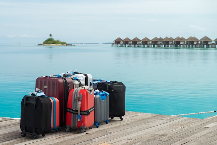 Photo les valises sont prêtes pour les vacances. sur une île des maldives en attente de valises