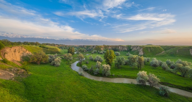 vallée avec champ vert de la rivière et ciel bleu