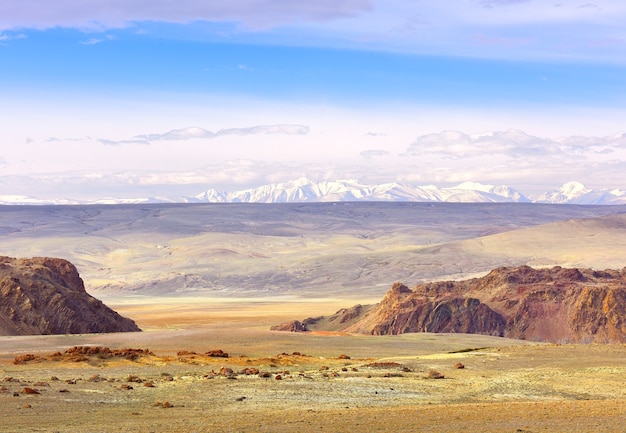 Vallée de Chui dans les montagnes de l'Altaï Falaises rocheuses une plaine vallonnée au loin