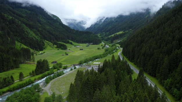 Une vallée dans les alpes suisses