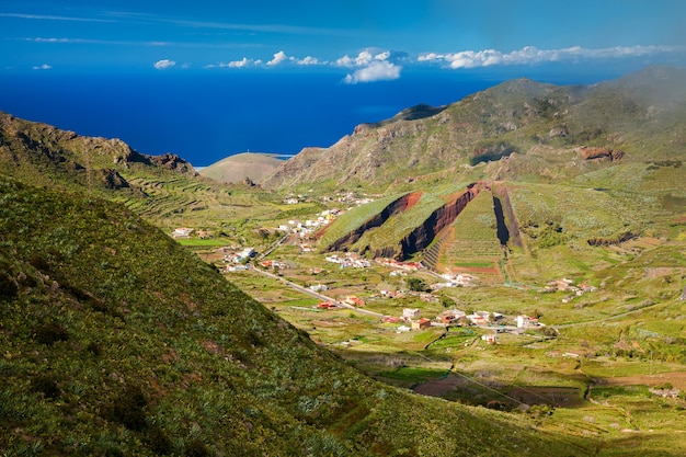 Vallée d'El Palmar dans la chaîne de montagnes Teno avec la forme de colline d'une tarte en tranches, Tenerife, Canaries