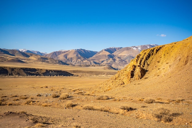 Photo vallée de kyzylchin ou vallée de mars avec fond de montagne dans l'altaï sibérie russie