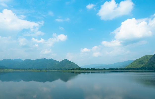 Vallée et lac belle vue paysage avec le ciel bleu et blanc nuageux