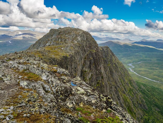 Vallée Leirungsdalen de la montagne Knutshoe en Norvège