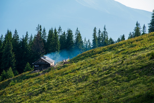 Vallée de montagne et ancienne cabane en bois