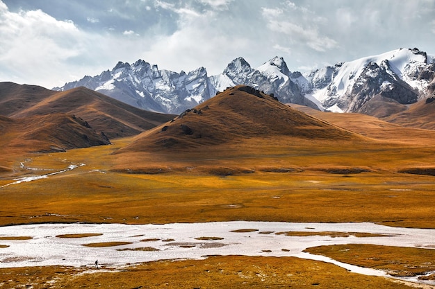 Vallée de montagne au Kirghizistan