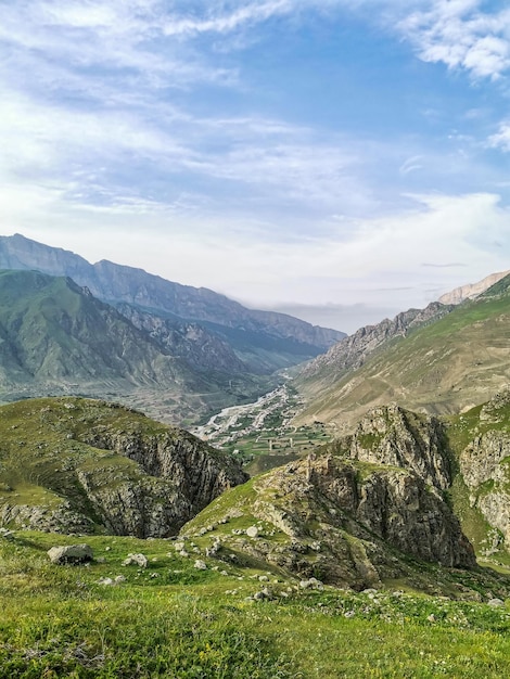 Une vallée de montagne dans la gorge de la rivière CherekBalkar à proximité du Caucase Gymyhli