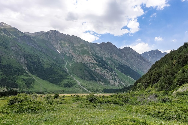 Une vallée de montagne dans la gorge de la rivière CherekBalkar à proximité du Caucase d'Ushtulu