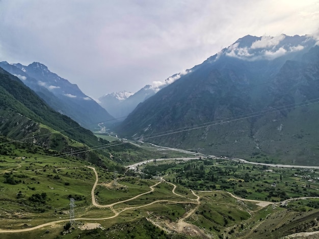 Une vallée de montagne dans la gorge de la rivière CherekBalkar à proximité du tractus Gymyhli