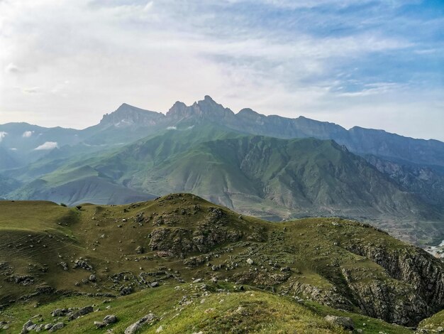 Une vallée de montagne dans la gorge de la rivière CherekBalkar à proximité du tractus Gymyhli