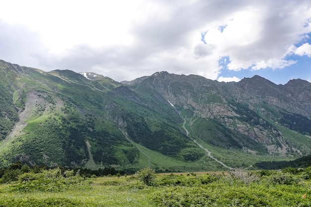 Une vallée de montagne dans la gorge de la rivière CherekBalkar à proximité de la région d'Ushtulu Caucase 2021