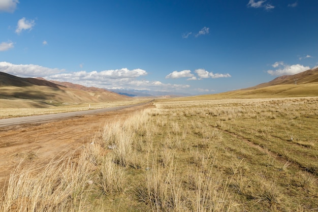 Photo vallée de montagne dans les montagnes du kirghizistan. autoroute dans les montagnes.