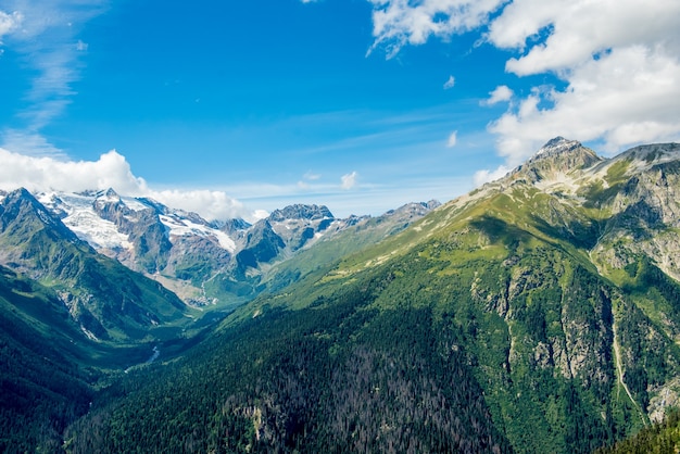 Vallée de montagne parmi les collines Panorama de montagne verte Paysage panoramique de montagne