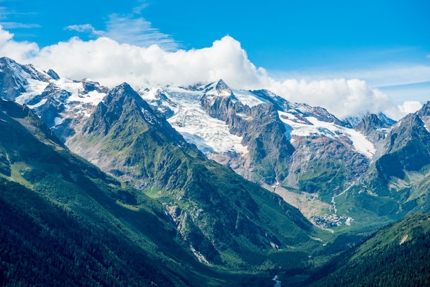 Vallée de montagne parmi les collines Panorama de montagne verte Paysage panoramique de montagne