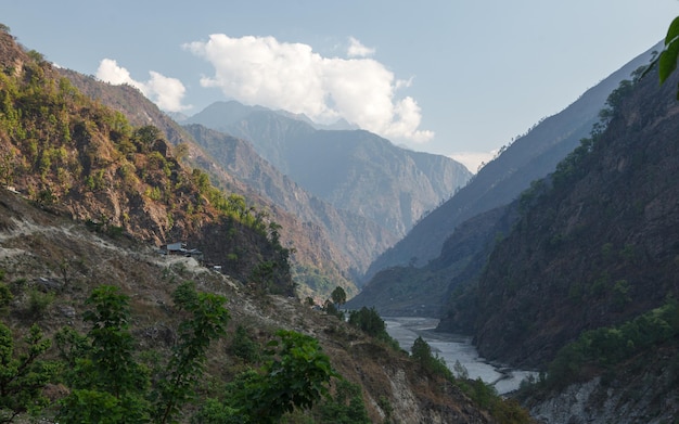 Vallée de montagne profonde dans l'Himalaya