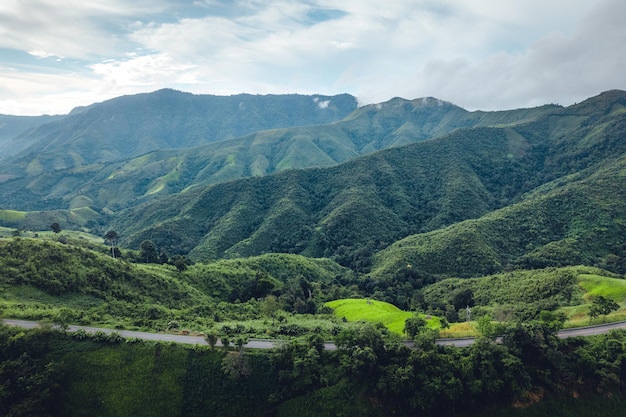 Vallée de la montagne verte nan thailandgreen champs de montagne avec un ciel bleu