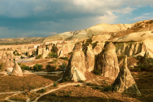 Vallée avec les montagnes de sable de la Cappadoce. Paysage fantastique.