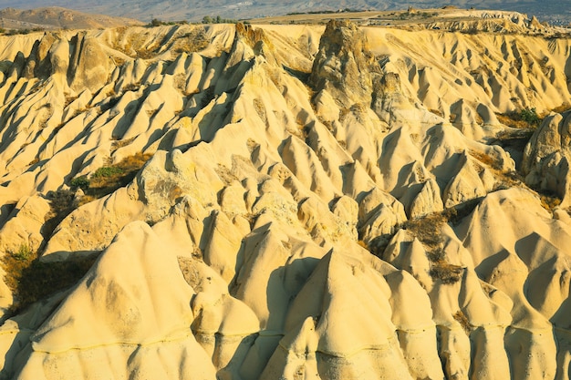 Vallée avec les montagnes sablonneuses de la Cappadoce. Paysage fantastique.