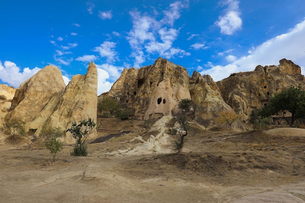 Vallée avec les montagnes sablonneuses de la Cappadoce Paysage fantastique