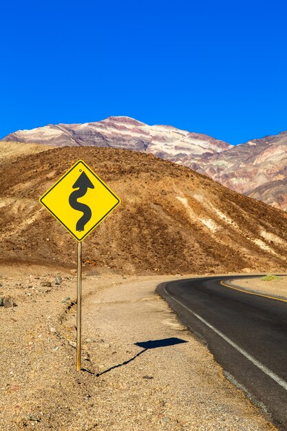 Vallée de la Mort, Californie. Route au milieu du désert