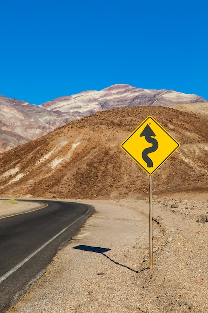 Vallée de la Mort, Californie. Route au milieu du désert