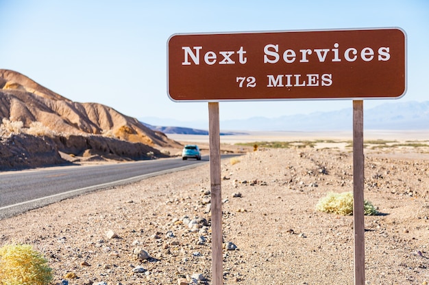 Vallée de la Mort, États-Unis. Streetight de service suivant utile pour le concept de voyage