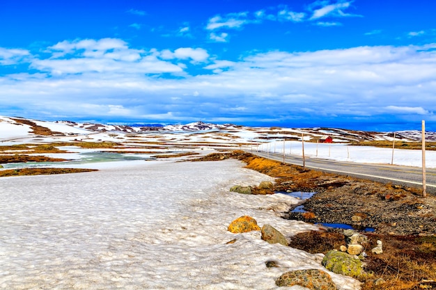 Vallée de neige, les montagnes au loin et la route