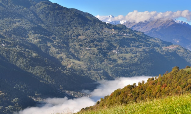 Vallée nuageuse dans les Alpes