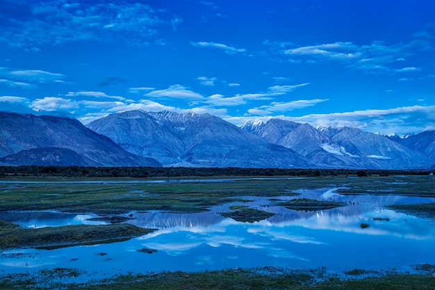 Vallée de la Nubra au crépuscule. Ladah, Inde