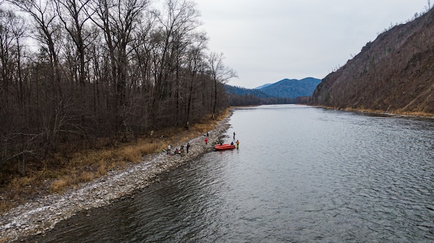 Vallée de la rivière de montagne Anyuy.