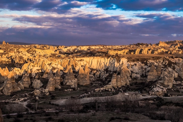 Vallée rouge ou rose pendant le coucher du soleil en Cappadoce Göreme Turquie