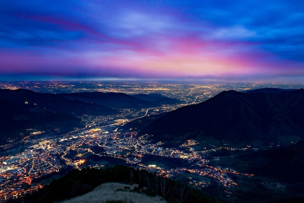 La vallée de Seriana éclairée au coucher du soleil