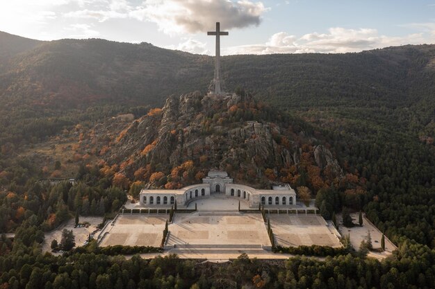 Photo vallée des tombés un mémorial dédié aux victimes de la guerre civile espagnole et situé dans la sierra de guadarrama près de madrid