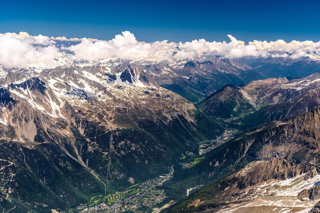 Vallée avec villages entre montagnes enneigées Chamonix Mont Blan