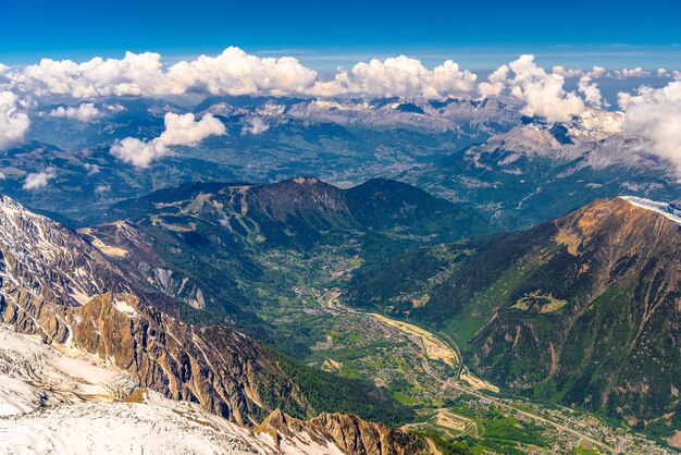 Vallée avec villages entre montagnes enneigées Chamonix Mont Blanc Alpes HauteSavoie France